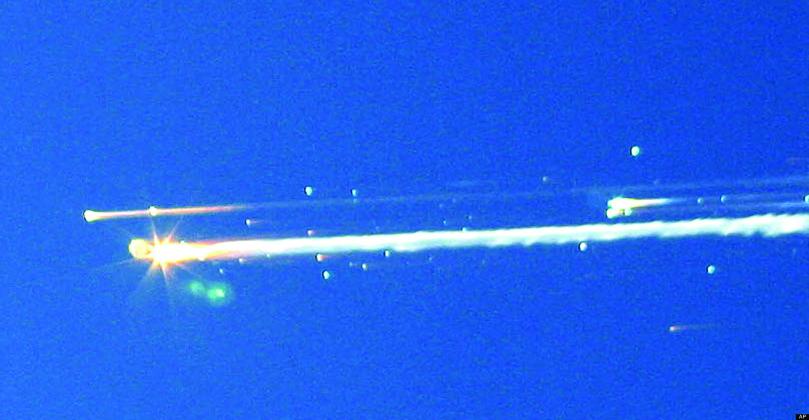 A photo of debris in the sky from the Columbia explosion