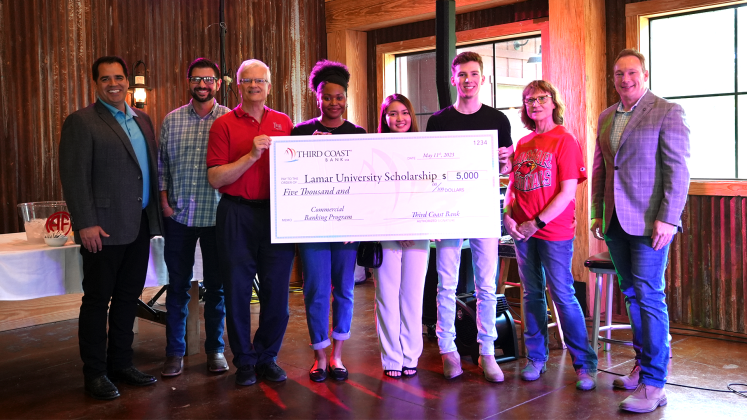 Lamar Students Check Presentation