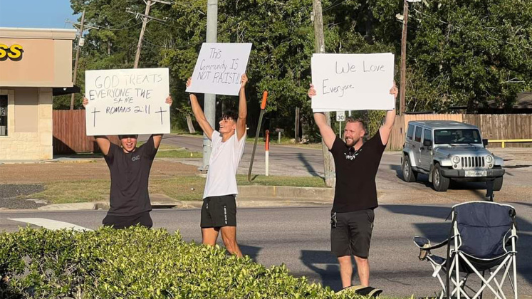 Anti-hate protesters arrive to confront neo-Nazi peddlers