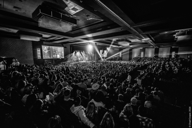 Sell out crowd for Travis Tritt (Photo by Chad Cooper)