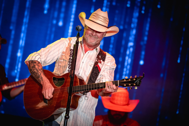 Tracy Lawrence (Photo by Chad Cooper)