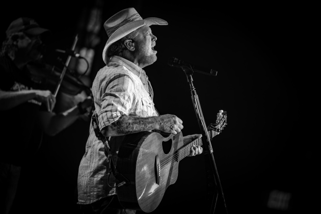 Tracy Lawrence (Photo by Chad Cooper)